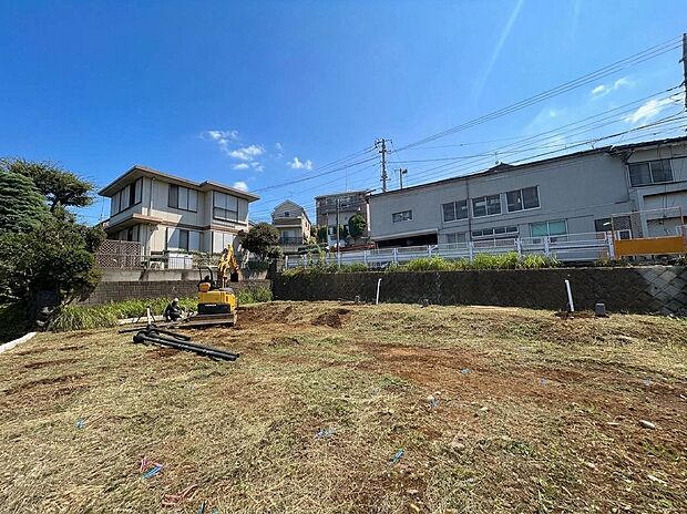 建物に面した広い敷地の様子