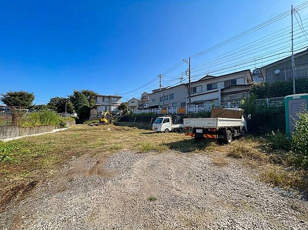 建物と未舗装の敷地を望む外観