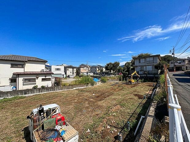 建築中の敷地と周辺住宅の様子