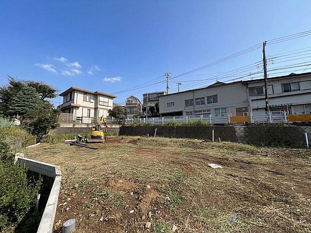 建物に囲まれた更地の敷地