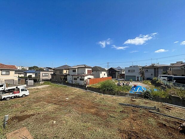 周辺住宅を望む、整備前の土地