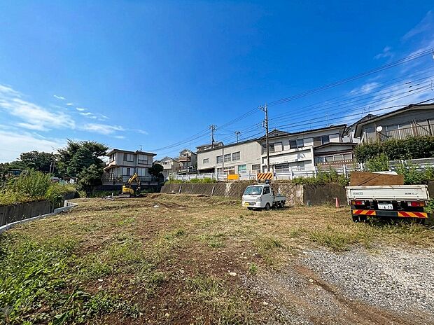 建物と未整備の敷地を写した外観