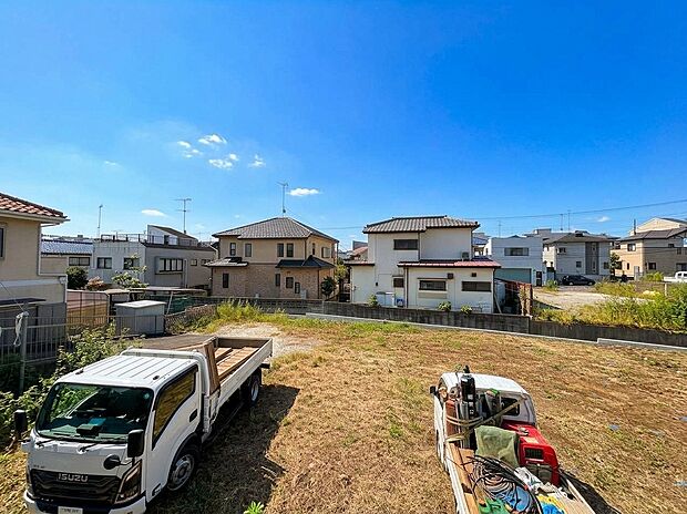 周辺住宅を望む、整地前の敷地