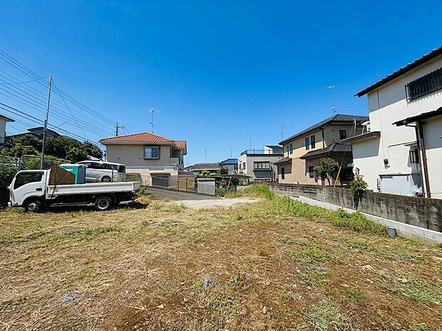 住宅に囲まれた整地前の土地