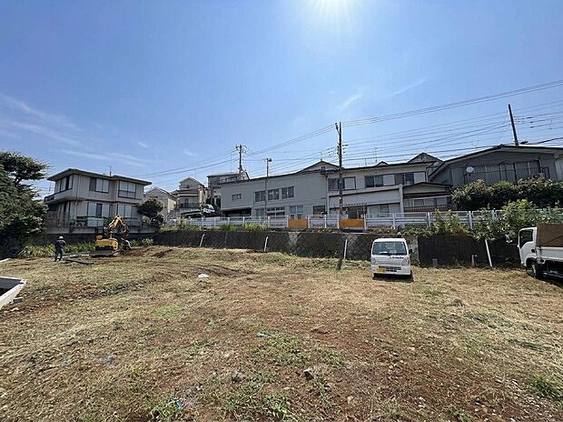 住宅に囲まれた広い更地