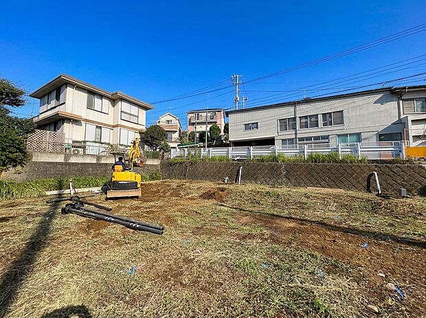 建物に囲まれた広い敷地の様子