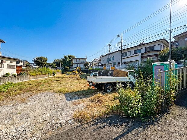 建物周辺の空き地と道路の様子