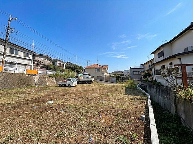 建物に囲まれた敷地と周辺住宅の様子