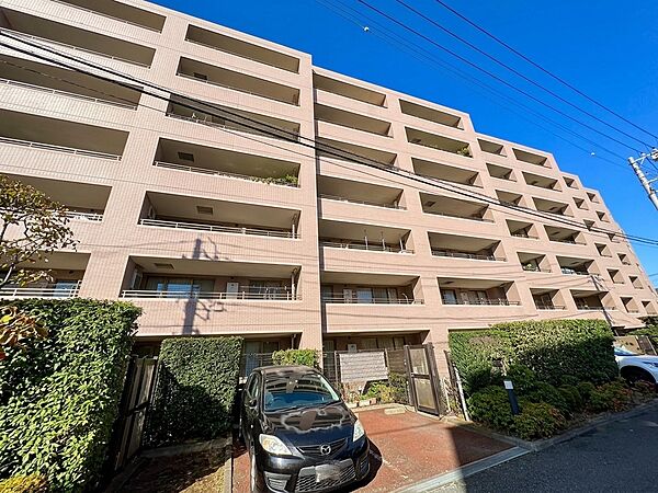 緑に囲まれた集合住宅の外観
