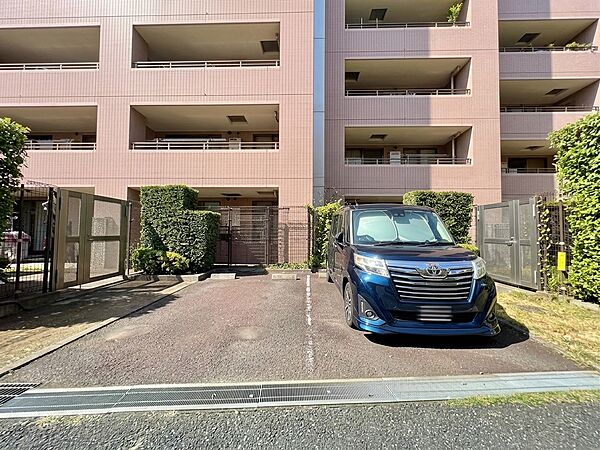 マンション外観と敷地内の駐車スペース