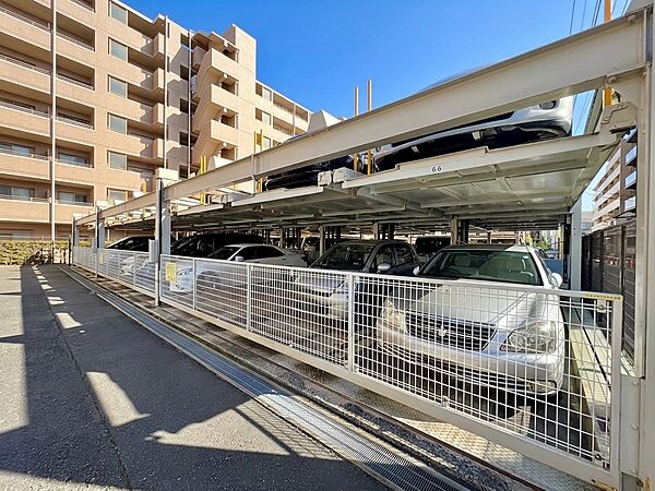 屋根付きの駐輪場と周辺の建物