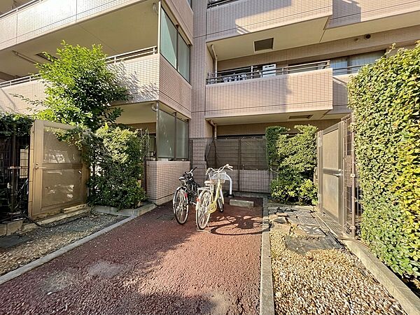 植栽に囲まれた集合住宅のエントランス