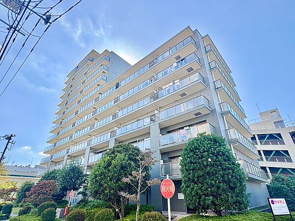 植栽のある中高層マンションの外観