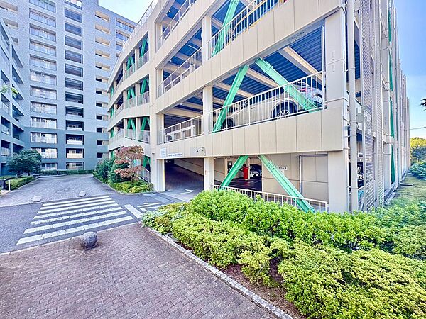 植栽に囲まれた建物周辺の歩道と外観