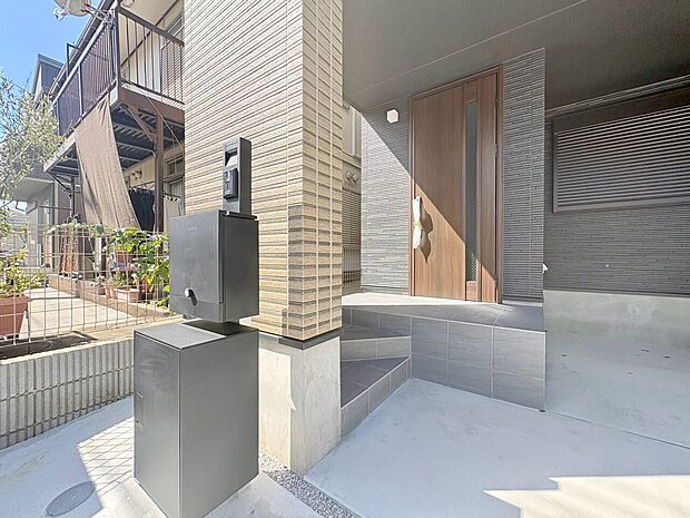 戸建て住宅の玄関ポーチと前面道路