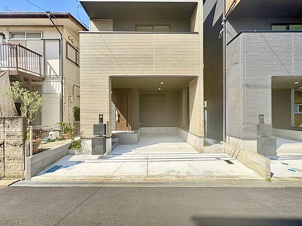 道路に面した住宅の外観と駐車スペース
