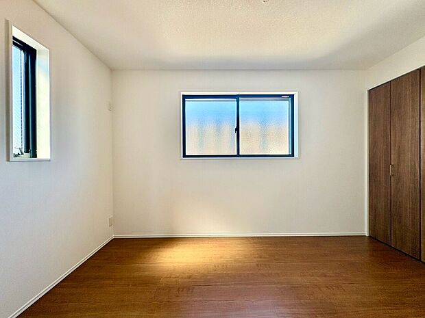 窓のある木 flooringの洋室