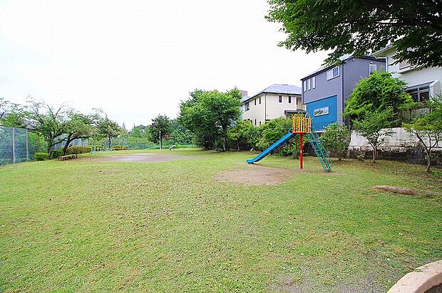 金井町栗谷児童公園まで約500m