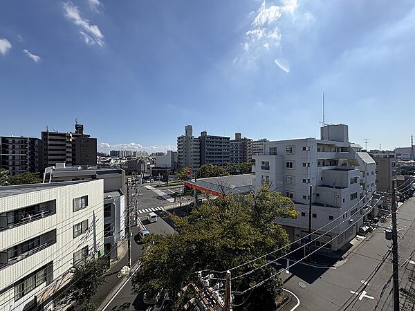 建物と周辺の街並みを望む眺望