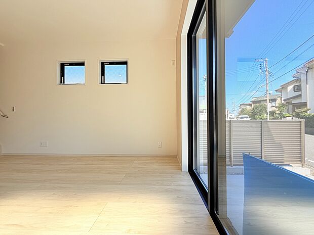 窓から光が入る明るい洋室バルコニーに面しています