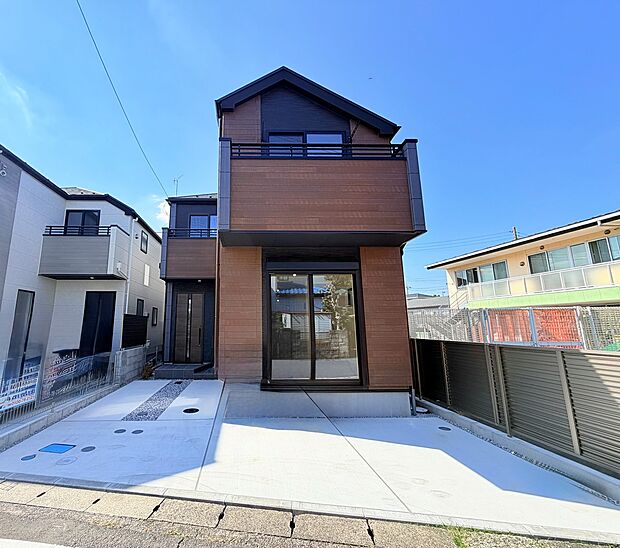 木造戸建ての外観と駐車スペース