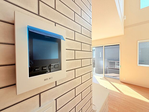 壁面テレビと窓のある明るい室内