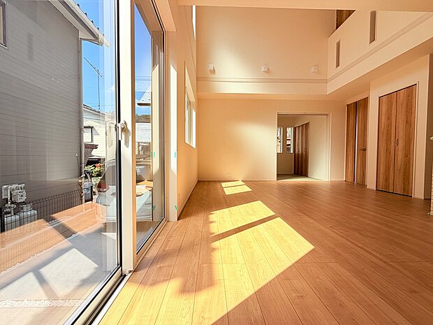 大きな窓から光が入る木目調の広い居室