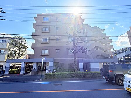 道路沿いに建つ集合住宅の外観