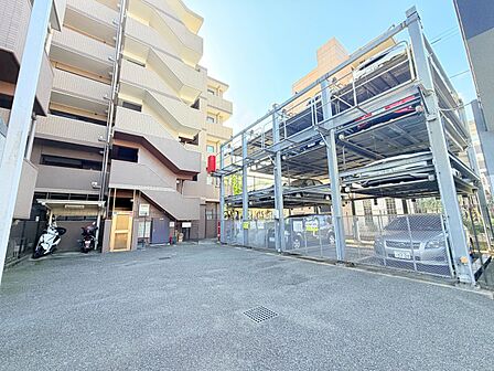 建物外観と敷地内の駐車スペース