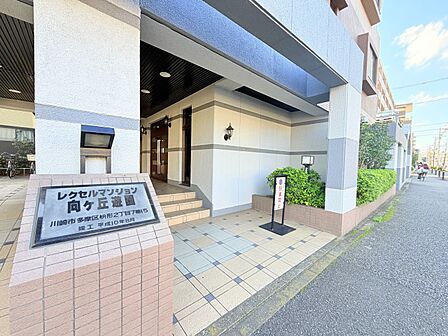 建物正面のエントランスと案内看板
