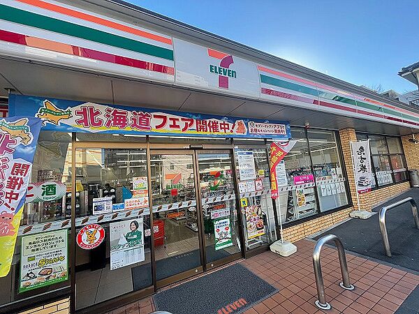 セブンイレブン　多摩諏訪越通り店まで約90m