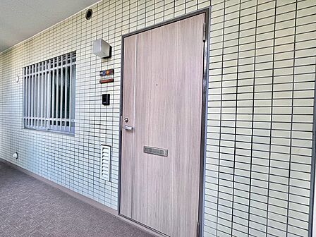 玄関ドアと窓のある外廊下