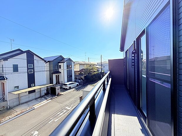 バルコニーから見た周辺住宅と道路