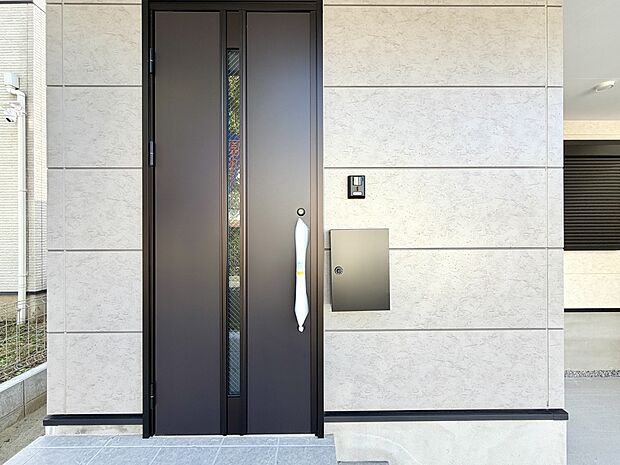 シンプルな玄関ドアと郵便受け