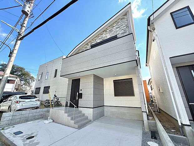 白とグレーを基調とした戸建て外観