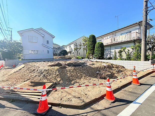 建築中の区画と前面道路の様子