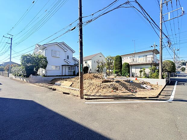 建築中の戸建て住宅と前面道路