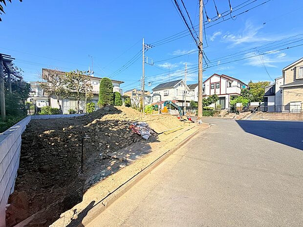 住宅街の道路と周辺の建物