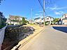 周辺：住宅街の道路と周辺の建物