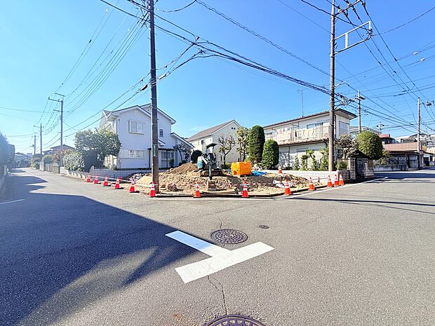 道路沿いの住宅街にある敷地入口付近