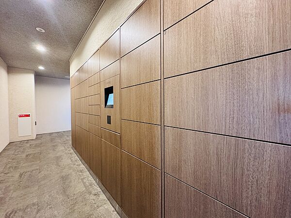 木目調の壁面がある共用廊下