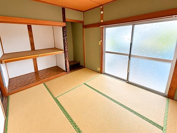 和室ならではの落ち着いた雰囲気が魅力です。大きな窓から光が差し込み室内が明るく感じられます。押し入れ付きで収納スペースも確保されています。畳の整った美しさが印象的です。