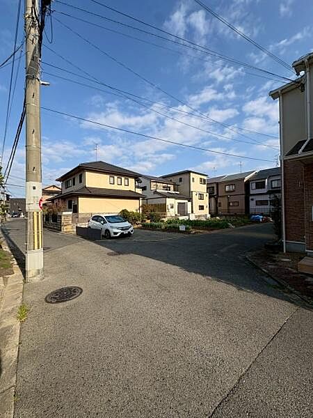 前面道路がしっかり整備されており車の出入りもスムーズに行えます。