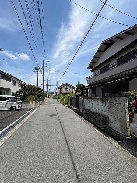 前面道路は4.87ｍございます。駐車もラクラクです。