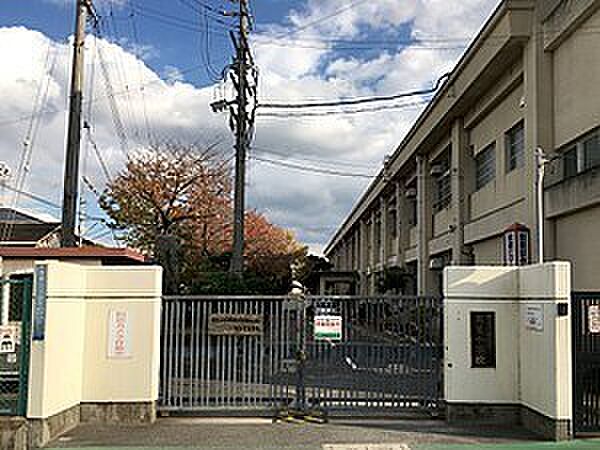 羽曳野市立高鷲小学校まで813m