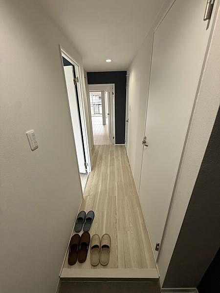 室内も全体的に落ち着いた色の配色です、玄関でてから道路までも距離がありお子様にも安心です！
