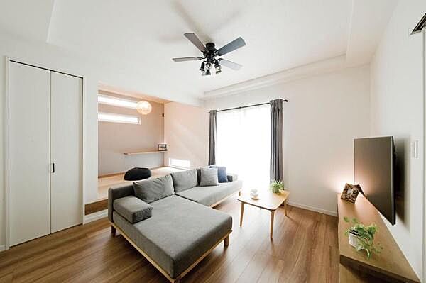【プラン例】折上天井がリビング全体に開放感を与え、木目調のフローリングがアクセントになっていてかわいいですね。建物価格1724．3万円、建物面積94．22m2