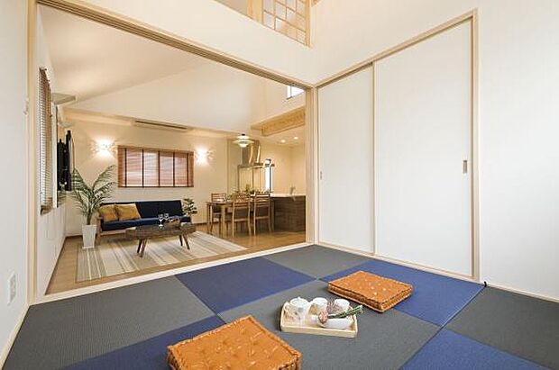【当社施工例】リビング続きの和室はカラー畳を採用し、モダンな雰囲気になっています♪