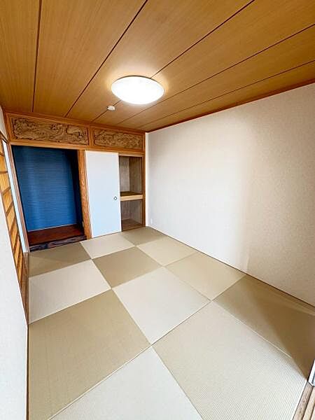 落ち着いた雰囲気の和室で畳の香りが心地よく広がります。天井や障子にも温かみを感じられる空間です。収納スペースもしっかり確保されており使い勝手に配慮されています。