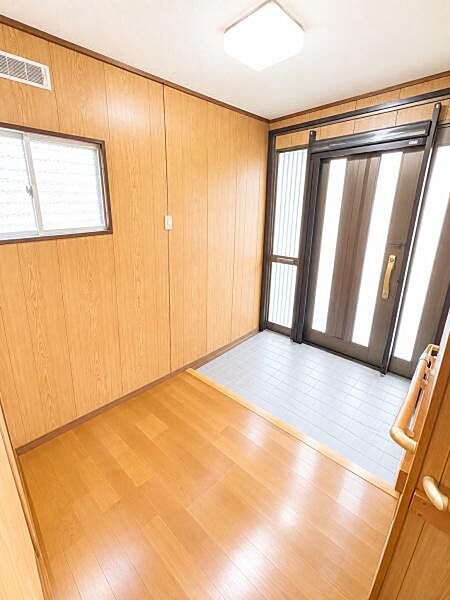 明るい玄関スペースは窓からの自然光がしっかりと入ります。玄関扉は採光パネル付きで開放感を演出しています。CGにて合成しております。